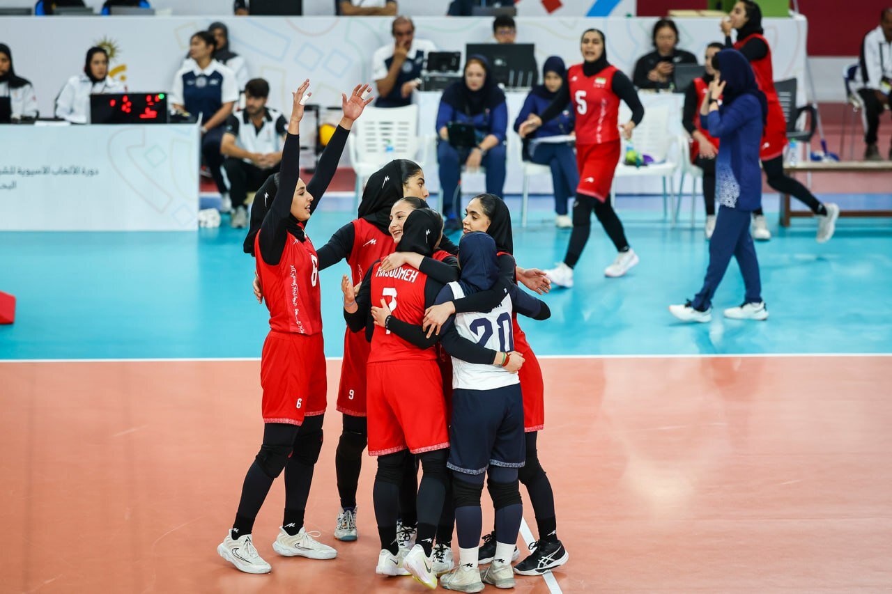 پیروزی قاطع دختران والیبال برابر هنگکنگ و صعود به جمع ۴ تیم برتر