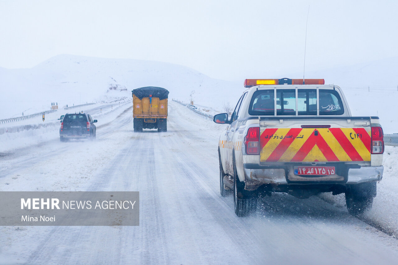 بارش سنگین برف و ترافیک پرحجم در محور هراز+فیلم