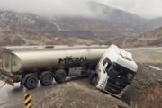 تانکر سوخت در گردنه نی‌آباد از محور خارج شد