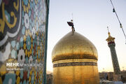 برافراشتن پرچم حرم سیدالشهدا(ع) بر فراز گنبد حرم حضرت معصومه (س)