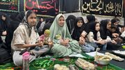 سفره حضرت رقیه با حضور دختران خردسال در هیئت عشاق الحسین مشکین‌دشت