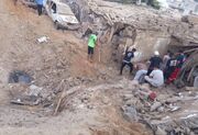 ادامه عملیات آواربرداری در قشم؛ دو کودک به بیمارستان منتقل شدند