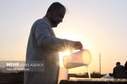 نان گرم، نذر آب و مرهم راه؛ خدمت بی‌وقفه به زائران پیاده امام رضا(ع)