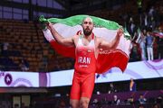 دور افتخار قهرمان سنگین‌وزن کشتی آزاد با پرچم ایران + فیلم