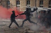 نگو باتوم، بگو شئ سخت؛ این‌جا فرانسه است!