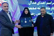 اهدای مدال مربی تیم ملی فوتسال بانوان به آستان قدس رضوی