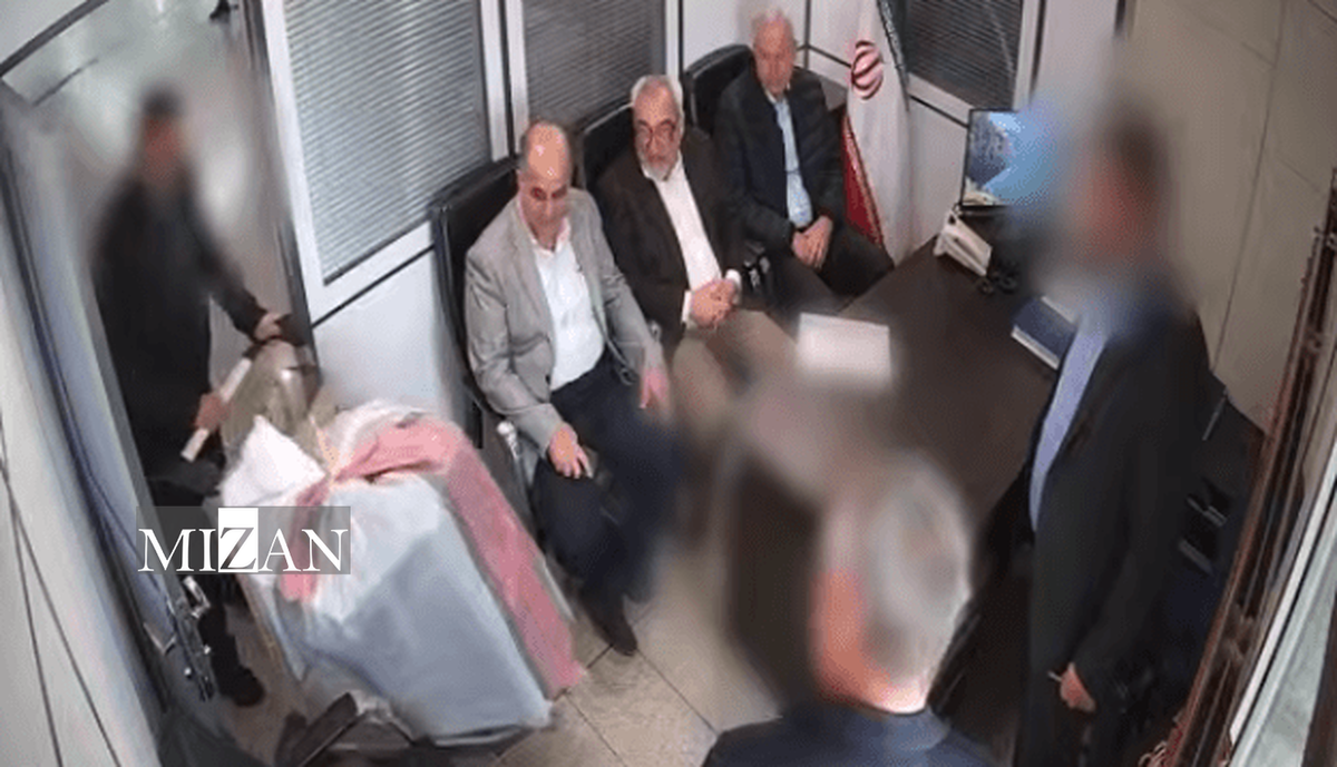 کشف تلفن ماهواره‌ای از چمدان دیپلمات اروپایی!