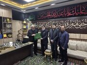اهدای پرچم گنبد حرم مطهر امام حسین (ع) برای بدرقه پیکر رهبر شهید
