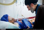 تصاویری از حضرت آیت‌الله سیدمجتبی خامنه‌ای رهبر معظم انقلاب اسلامی در جریان عیادت دو سال پیش فرزندان رهبر شهید انقلاب از جانبازان پیجری حزب‌الله لبنان