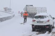 استقرار راهداران در محورهای برف‌گیر به دنبال پیش‌بینی هواشناسی