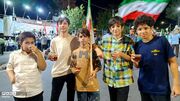 حضور نوجوانان علم به دست در میدان خیابان کاشمر