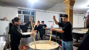 پخت و توزیع حلیم نذری از ابتدای ماه محرم در روستای داق‌داق‌آباد