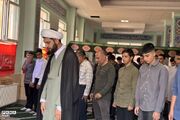 نماز جماعت در نخستین روزهای دبیرستان ابن‌سینا رودهن به امامت امام جمعه