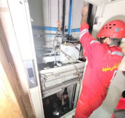 نجات دو شهروند از آسانسور یک مجتمع مسکونی در منطقه الهیه مشهد