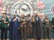 اهدای نشان «مشت گره کرده» امام شهید به قرارگاه امام سیدمجتبی خامنه‌ای در قم
