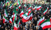 اهتزاز پرچم ایران در کنار بیرق‌های حسینی در اجتماعات مردمی شهرکرد