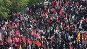 جاماندگان بدرقه امام شهید به‌پا خاستند