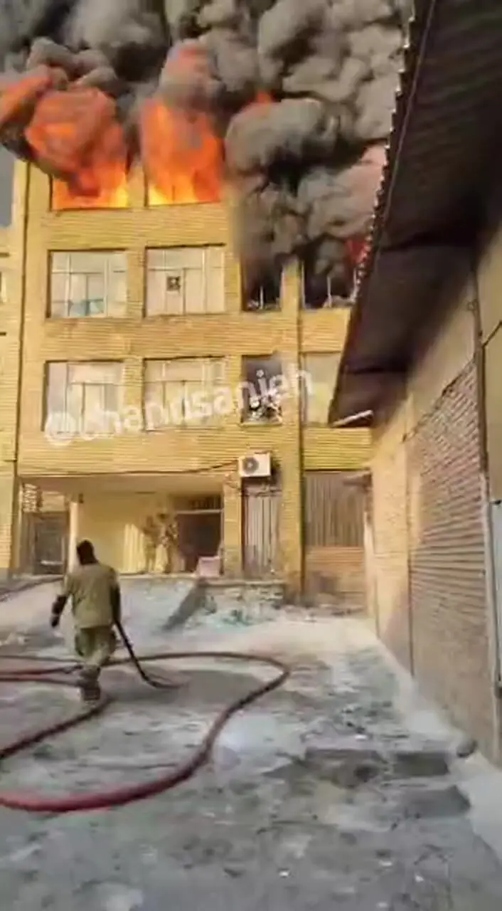 فیلم آتش سوزی هولناک در ناصرخسرو تهران / زبانه های آتش بی رحمانه ساختمان را خاکستر کرد