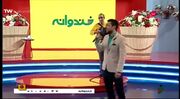 فیلم آواز شاد با صدای دلنشین اشکان خطیبی قبل مهاجرت به کانادا ! / درباره ایران و وطنش می خواند !