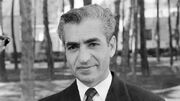 عکس سفر در زمان / «محمدرضا پهلوی» بدون فرح دیبا در حال قدم زدن در سعدآباد؛ سال 1337