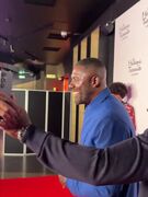 فیلم باز کردن قفل گوشی با چهره مجسمه ادریس البا