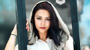 نگاهی به دکوراسیون گرم و صمیمی منزل سوگل خلیق؛ از پنکه قدیمی تا کتاب های ارزشمند