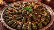 طرز تهیه دلمه برگ مو برای 6 نفر با سبزی خشک + عکس