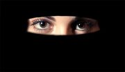 فیلم / فیلمبرداری زن محجبه از اقدام غیر اخلاقی با خودش در یک فروشگاه
