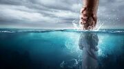 فداکاری یک پلیس در نجات یک جوان در منطقه ممنوعه شنا