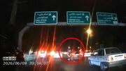 فیلم لحظه‌ سرقت موبایل از داخل خودرو در اتوبان حکیم / سارق بین ترافیک سنگین فرار کرد