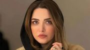 فیلم/ نگاهی به دکوراسیون خانه مجردی بهنوش طباطبایی؛ ترکیب مبلمان مدرن، آثار هنری و بالکنی با چشم انداز دلنشین