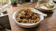 طرز تهیه رنگینک با خرما و آرد گندم / شیرینی سنتی برای افطار و مهمانی ها + گزارش تصویری