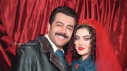 فیلم/ نگاهی به جهازبرون منزل مریم مومن نوعروس سینمای ایران به سلیقه مادر آذری اش/ اکسنت وال، مبلمان راحتی و مدرن، دیوار های جنس چوب راش، شلف مشرف به پذیرایی خانه