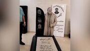 فیلم / سنگ قبر اکبر عبدی با مجسمه بازیگر ماندگار و شعر نوشته ای از مرگ / روحش شاد