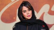 چیدمان منزل مینیمال الهام اخوان با شمع های تزئینی، مبلمان راحتی، کنسول چوبی، کتابخونه دیواری، مجسمه بتنی