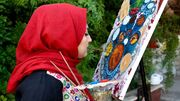 فیلم/ هنرمند کارآفرین کاشانی بدون دست نقاشی می‌کند/ آسیب نخاعی مانع نبود