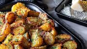 طرز تهیه سیب‌ زمینی تنوری با پنیر پارمزان + فیلم