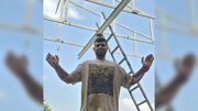 فیلم/ این مرد با دستان دچار معلولیتش در ارتفاع جوشکاری می‌کند/ رحمان خانجانی می گوید: نمی خواهم کسی برایم زندگی بسازند فقط بهزیستی امکان کار کردن بهتر به من بدهد