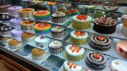 شیرینی جات از اکثر سفره‌های کوچک‌شده مردم حذف شد!/ گرانی مواد اولیه بیداد می‌کند/شهرداری به ۱۲ قنادی جنگ‌زده کمکی نکرد