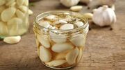 طرز تهیه سیر ترشی فوری؛ با سرکه سیب و ادویه‌ های خوش‌ عطر