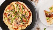 فیلم / طرز تهیه پیتزا تابه‌ ای خانگی بدون فر و با خمیر فوری