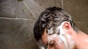 طریقه درست شستن سر؛ از شامپو زدن تا خشک کردن مو / ۸ اشتباه رایج هنگام شستن مو که باید بدانید