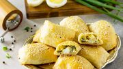 شام اقتصادی و سریع؛ طرز تهیه پیراشکی پیازچه و تخم مرغ