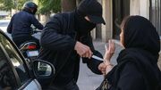 فیلم لحظه سرقت خشن دستبند زن تهرانی مقابل خانه‌اش در تهرانپارس+ گفتگو با مال باخته