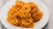 طرز تهیه زولبیا خانگی با نشاسته ذرت؛ ترد، خوشرنگ و شربتی