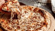 طرز تهیه پیتزا گوشت و پنیر خانگی؛ کش‌دار و خوشمزه