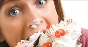 پرخوری احساسی را چگونه کنترل کنیم؟