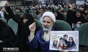 مشت‌های گره‌خورده در قلب دارالمؤمنین ؛ شبی که عکس ۹۳ شهید در آغوش خانواده‌ها جان گرفت