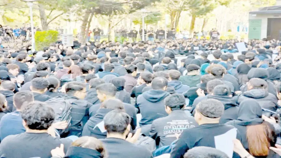 بازگشایی پر تنش