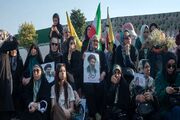 دختر بدون حجاب با زنان چادری عکس گرفت + عکس